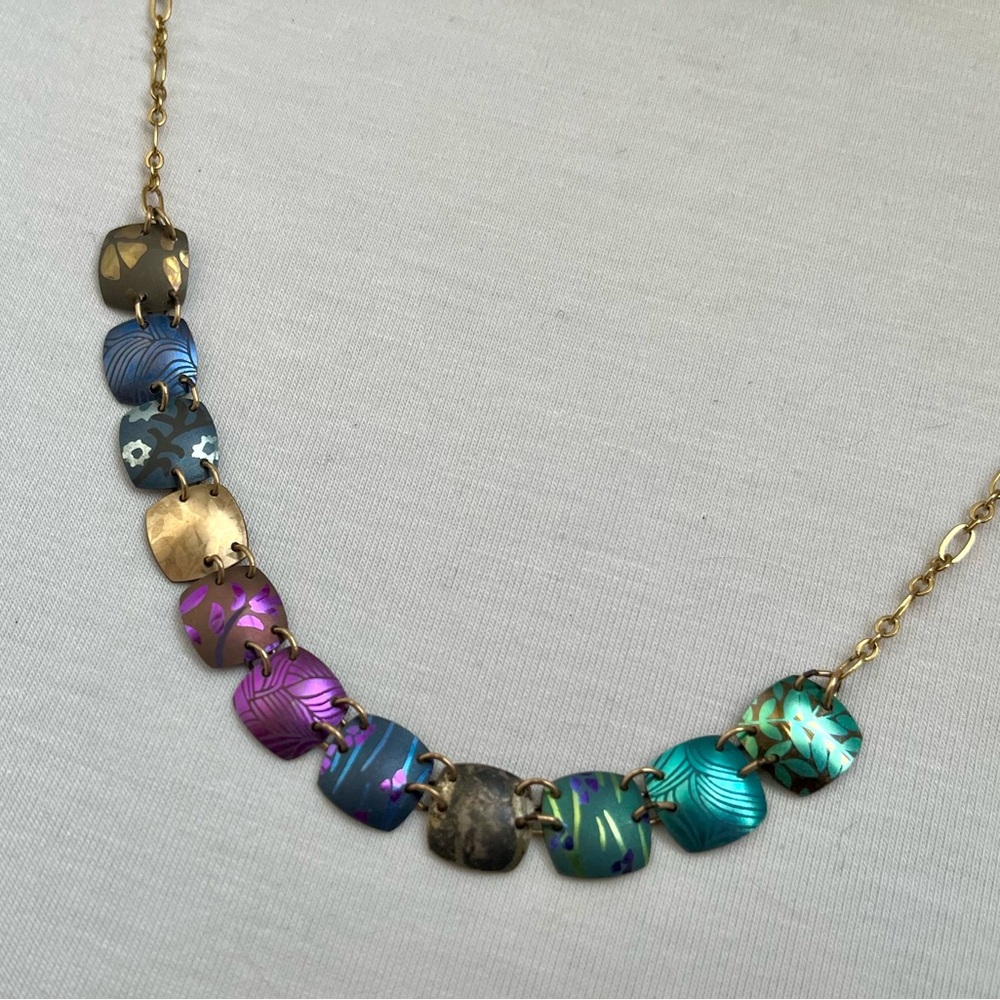 Elegant Multicolor Gold Necklace - Picture 3 of 4